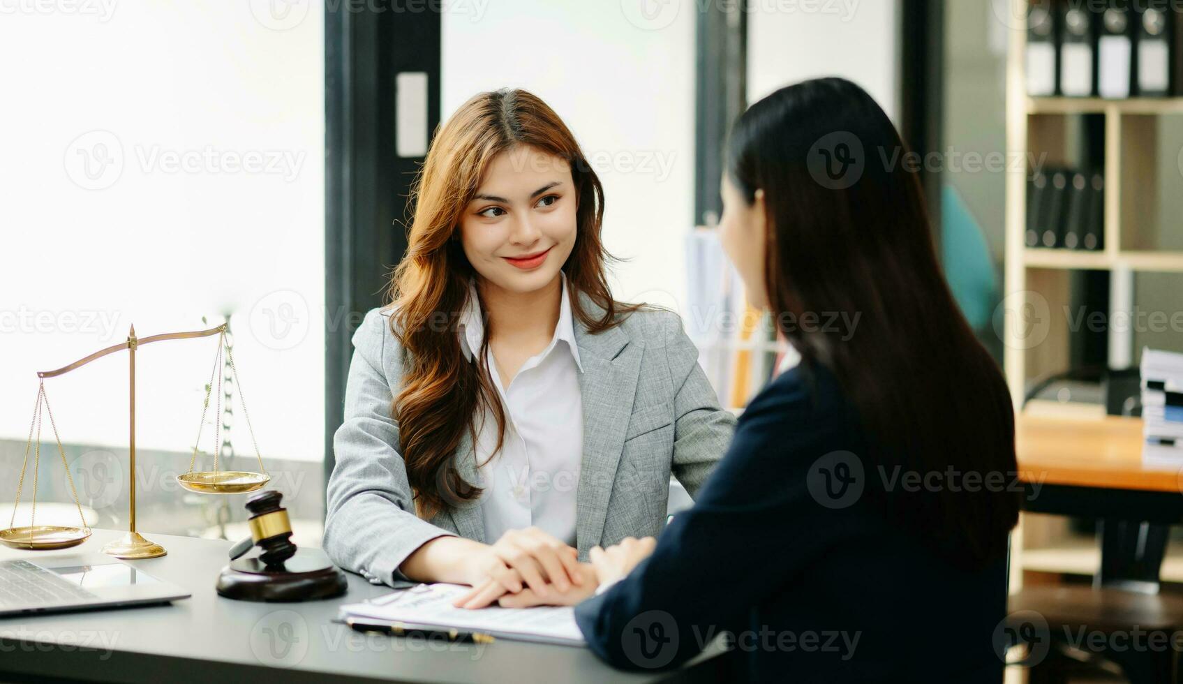 o negócio pessoas compassivamente segurando mãos e discutindo contrato papéis com computador portátil e comprimido escritório foto