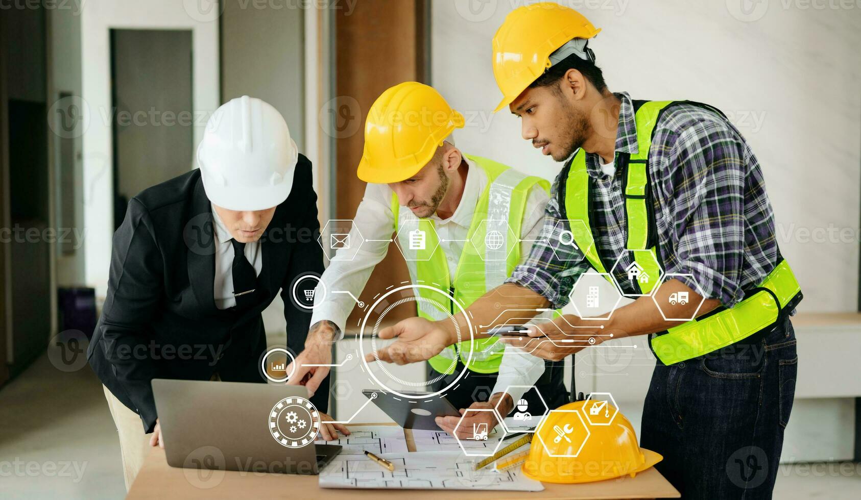 três colegas discutindo trabalho de dados e tablet, laptop com projeto arquitetônico no canteiro de obras na mesa do escritório foto