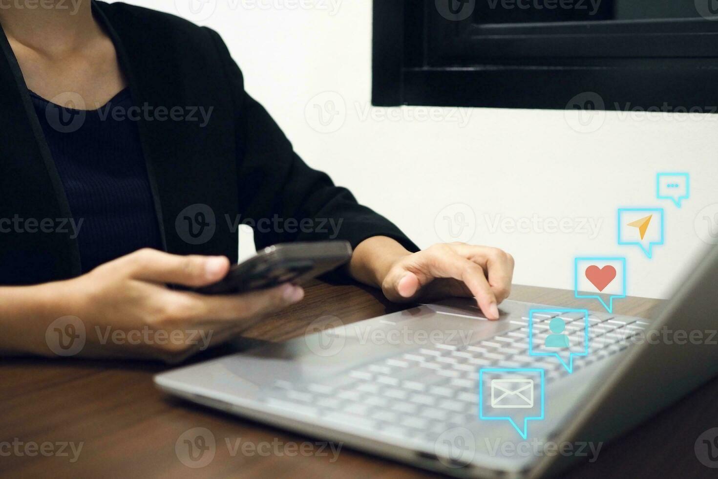 homem de negocios usando computador e social meios de comunicação mostrando em formação diálogo ícones e conectados digital marketing conceito. foto