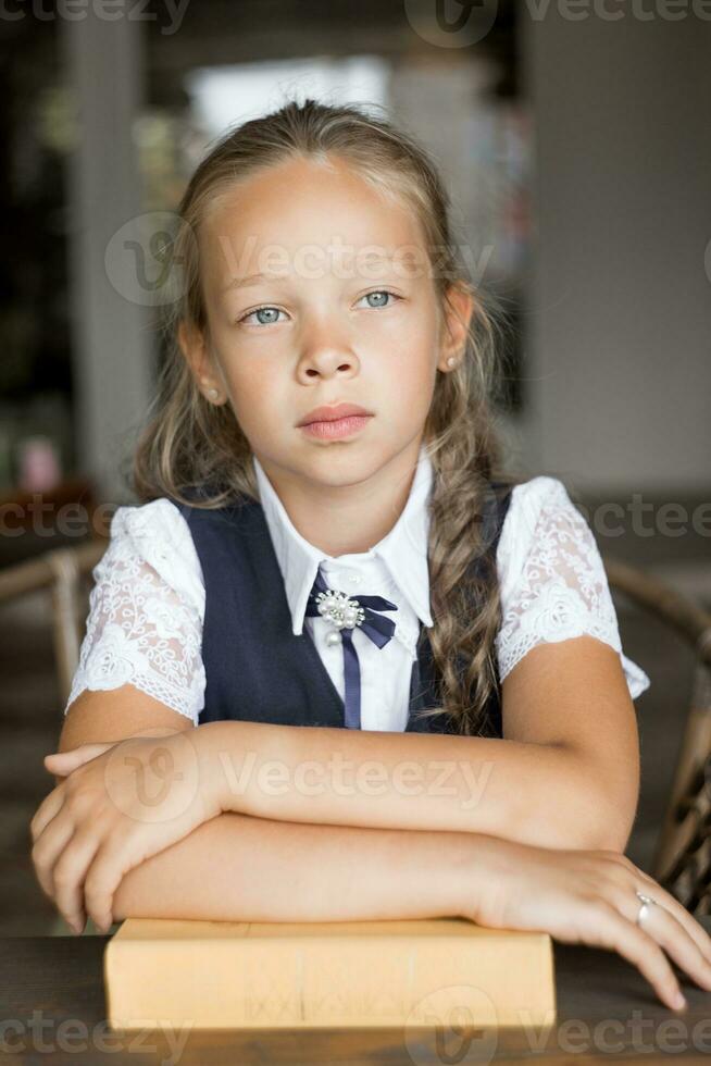 primário escola garota, dentro escola uniforme foto