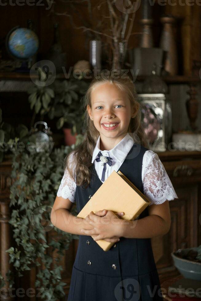 primário escola garota, dentro escola uniforme foto