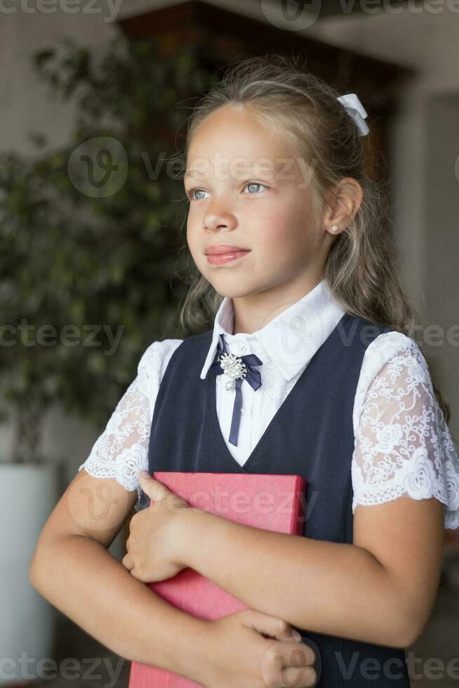 primário escola garota, dentro escola uniforme foto