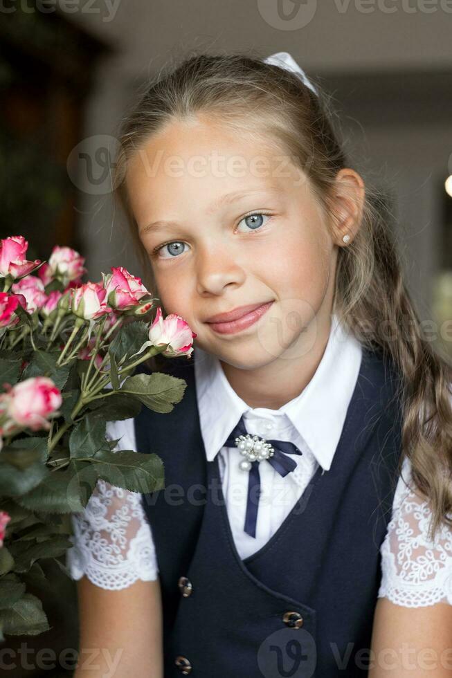 primário escola garota, dentro escola uniforme foto