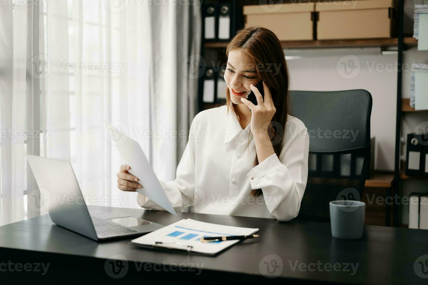 especialista em negócios confiante atraente jovem sorridente segurando o tablet digital na mesa no escritório criativo. foto