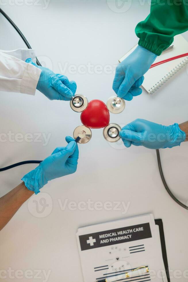 conceito do médico equipe encontro para discutir sobre tratando coração doença com cirurgia e impedindo recorrência do coração doença mais tarde. médico equipe encontro sobre cardiologia para tratar pacientes. foto