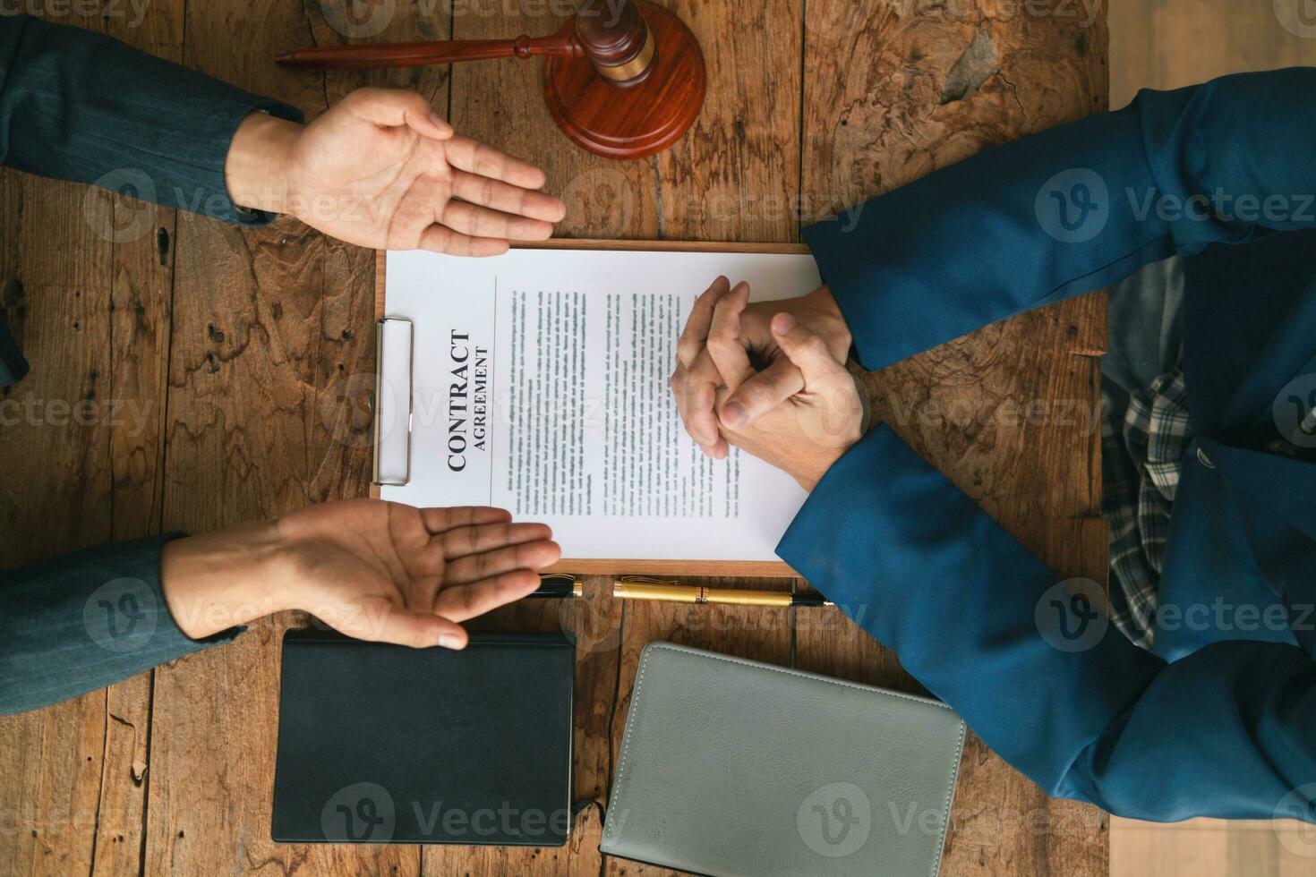 contrato do venda estava colocada em a mesa dentro a advogado escritório Porque a companhia contratado a advogado escritório Como uma legal orientador e elaborado a contrato tão este a cliente poderia placa a certo contrato. foto