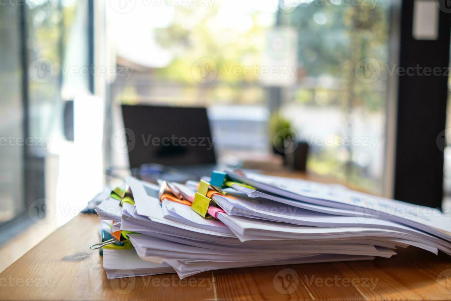 uma enorme empilhado documentos é a anual ganhos resumo documento preparado para o negócio pessoas para usar dentro atendendo Encontros e isto empilhado papel é Além disso a importante documento. foto