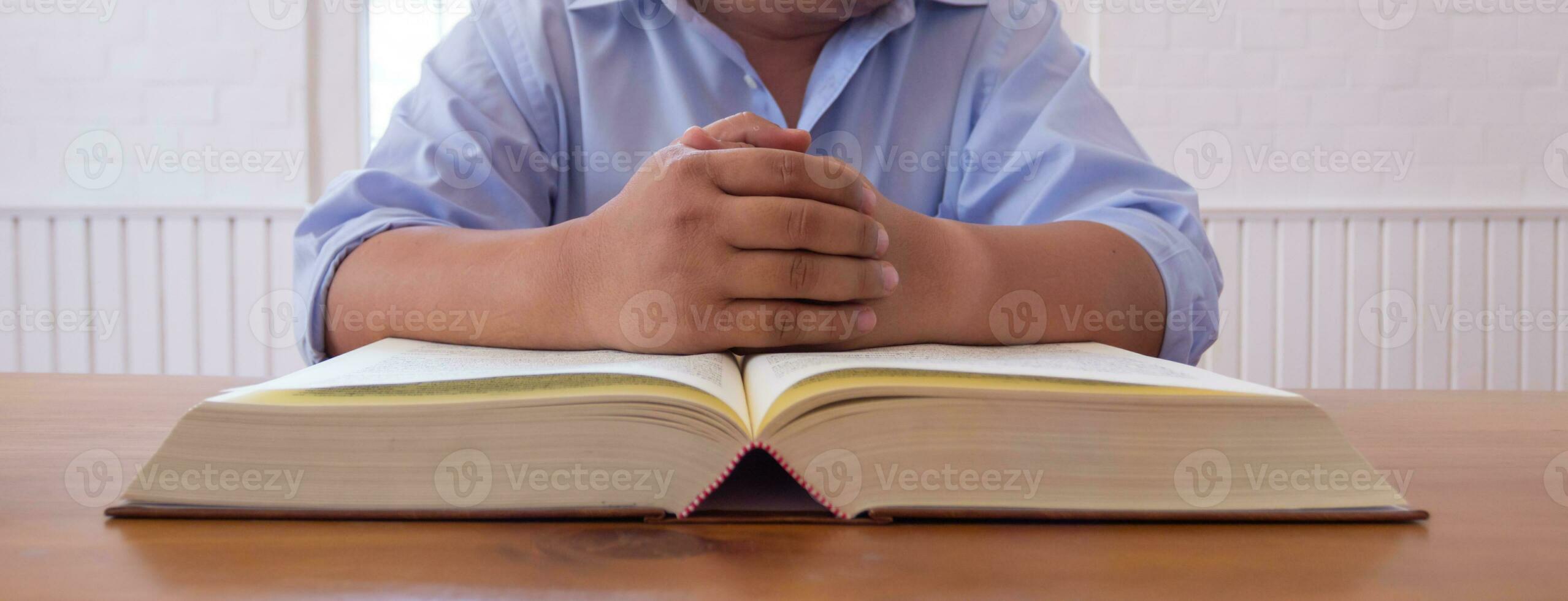 lei livros deitado aberto em mesa dentro advogado escritório estão legal livros contendo legal estatutos e quadra julgamentos para estar usava dentro discutindo e processando acusado. conceito do Aprendendo lei e compreensão foto