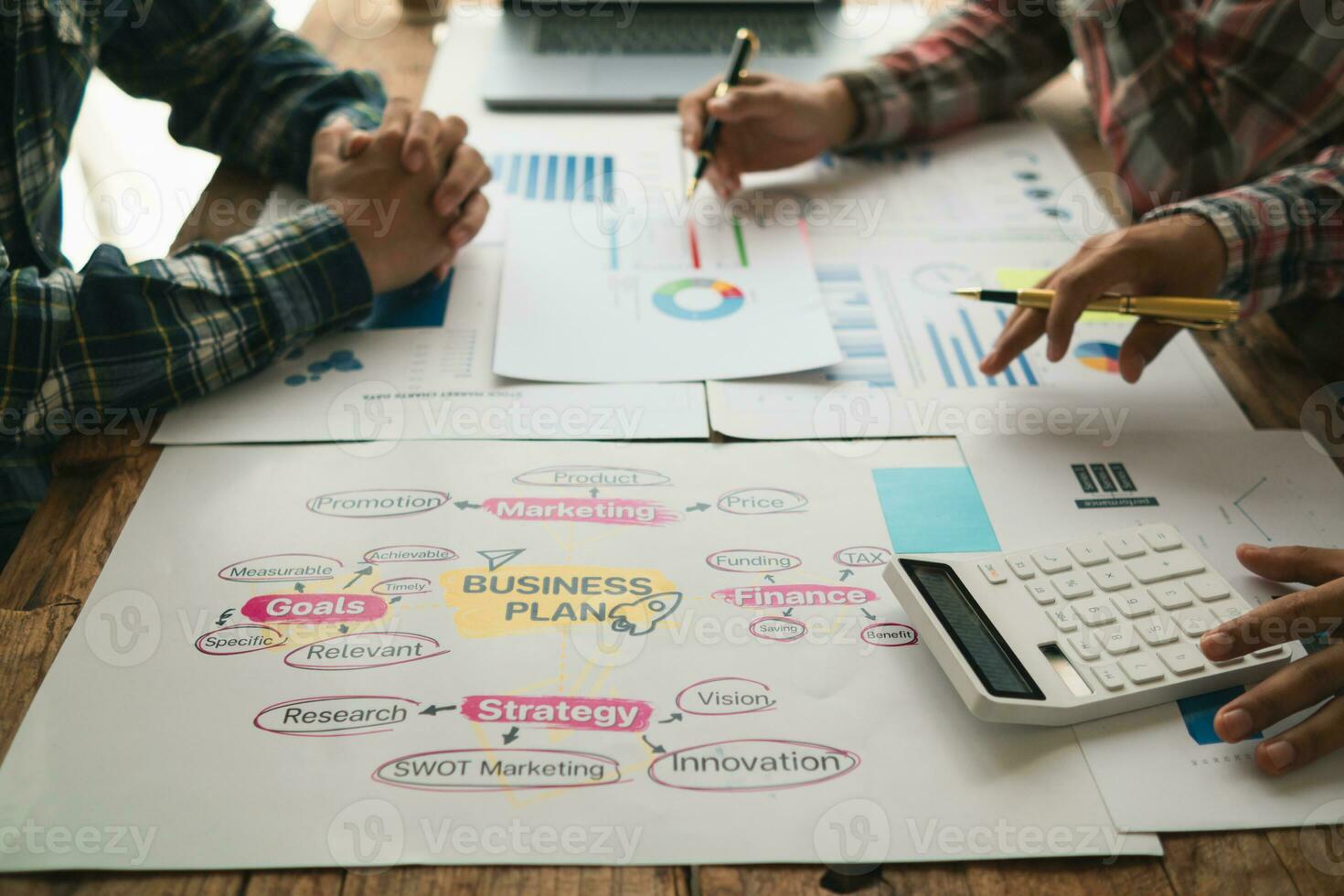 empresários equipe dentro conferência quarto estão apresentando e consultando cada de outros para faço Boa o negócio lucros. conceito do mentoria e consultando entre investidor para troca conhecimento. foto