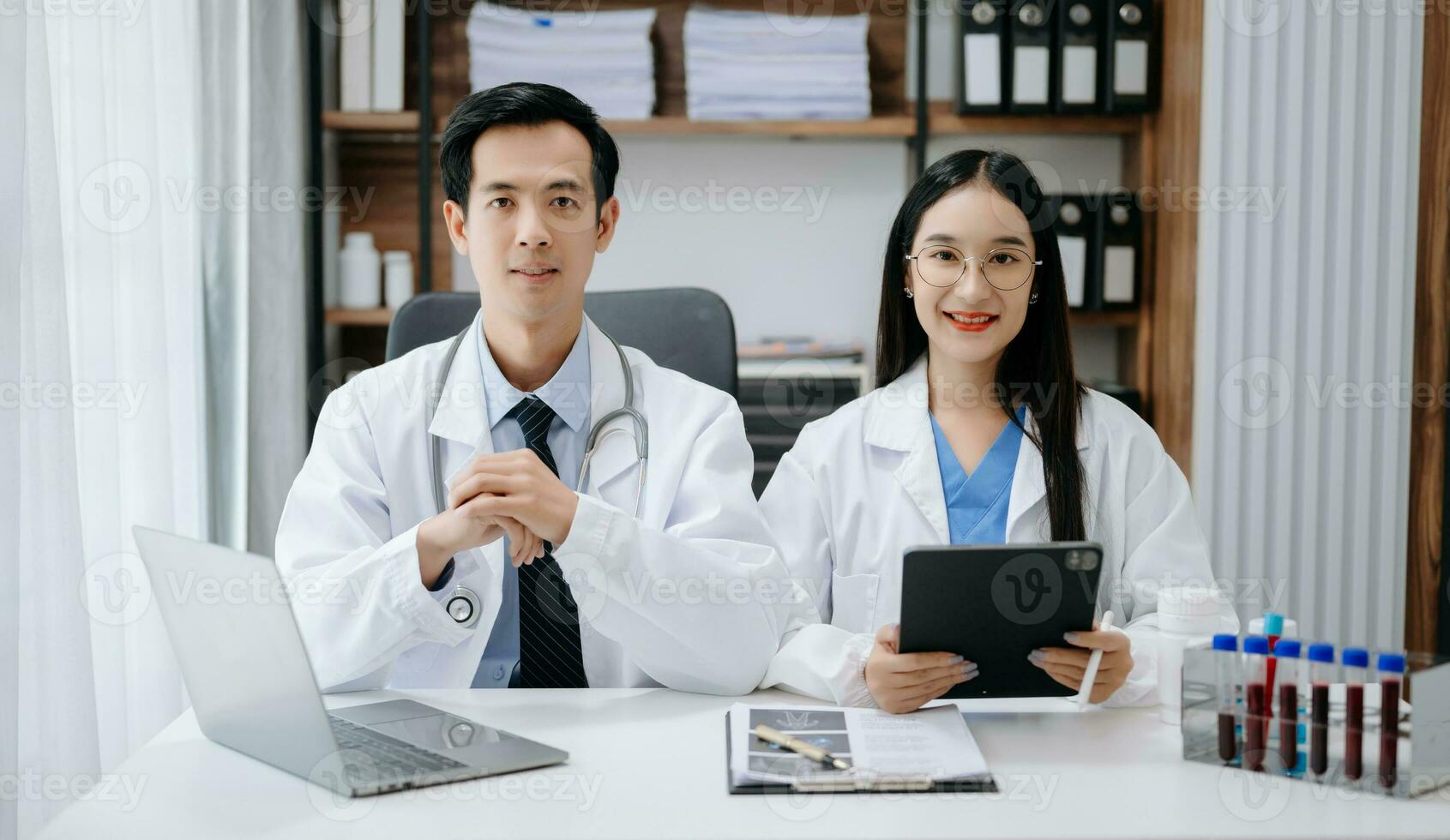 médico tecnologia rede equipe encontro conceito. ásia médico mão trabalhando com inteligente telefone moderno digital tábua e computador portátil computador com gráficos gráfico interface, foto