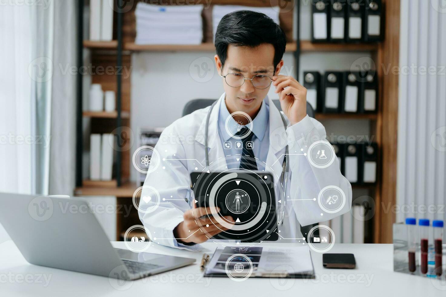 médico tecnologia conceito, inteligente ásia médico mão trabalhando com moderno computador portátil computador com dele equipe virtual ícone diagrama. dentro hospital foto