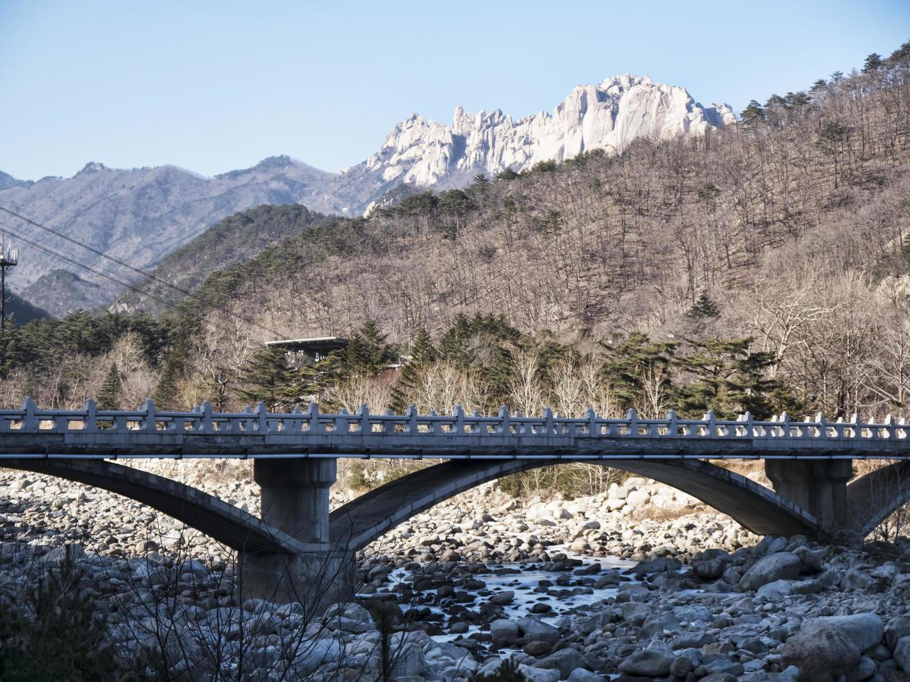 ponte no parque nacional de seoraksan, coreia do sul foto