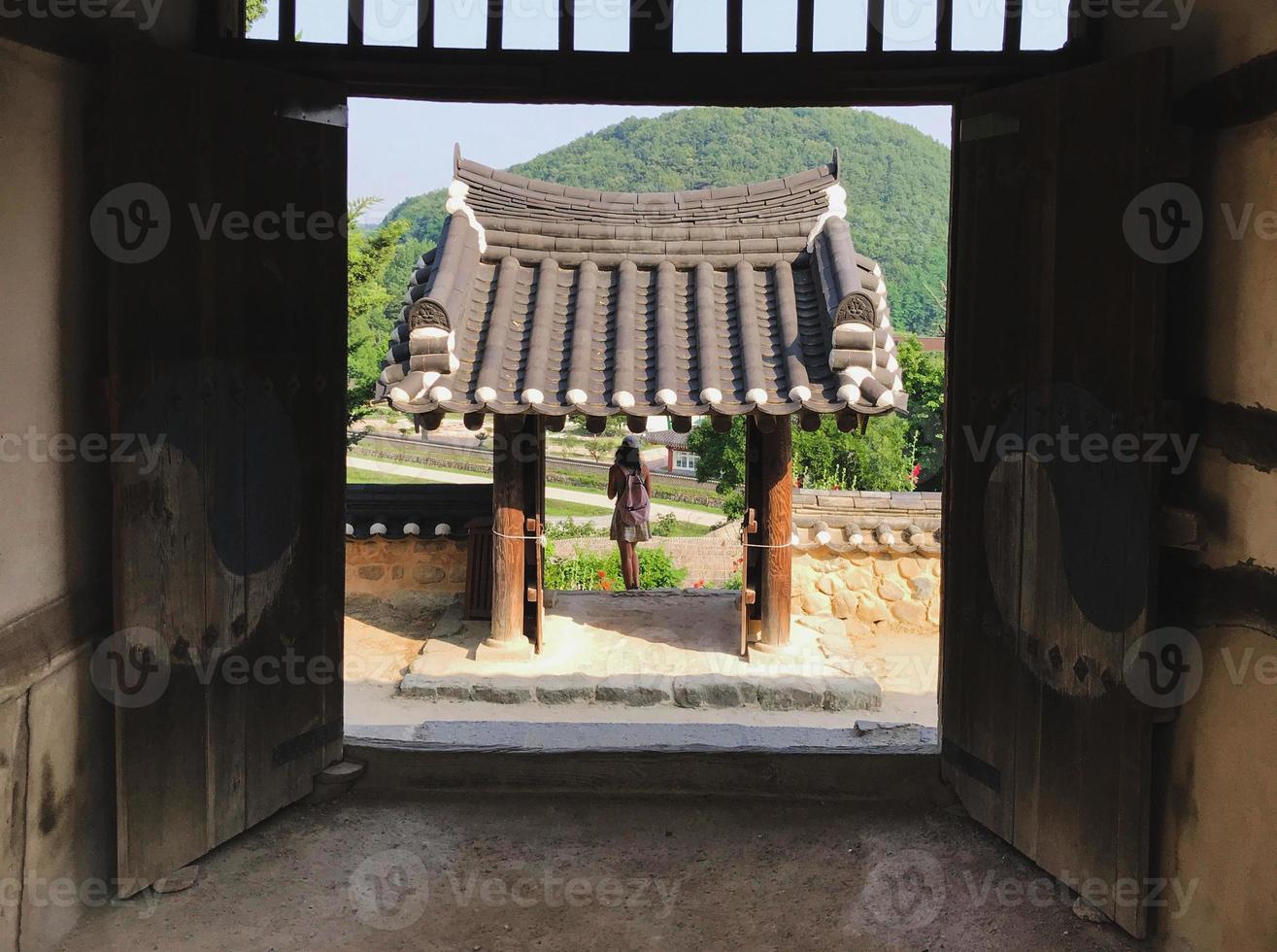 garota no arco tradicional no templo de naksansa, coreia do sul foto