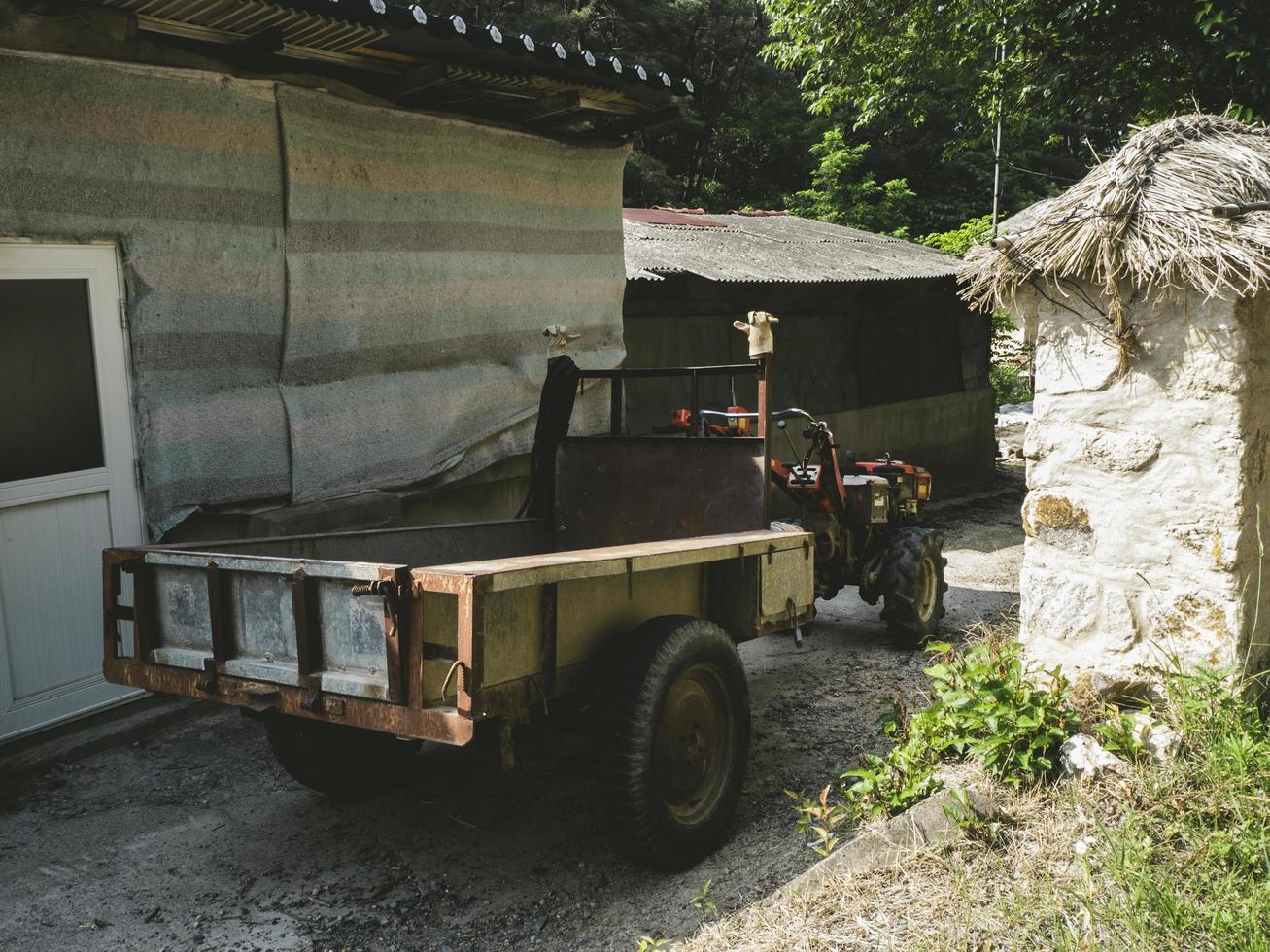 pequeno trator em um vilarejo tradicional na coreia do sul foto