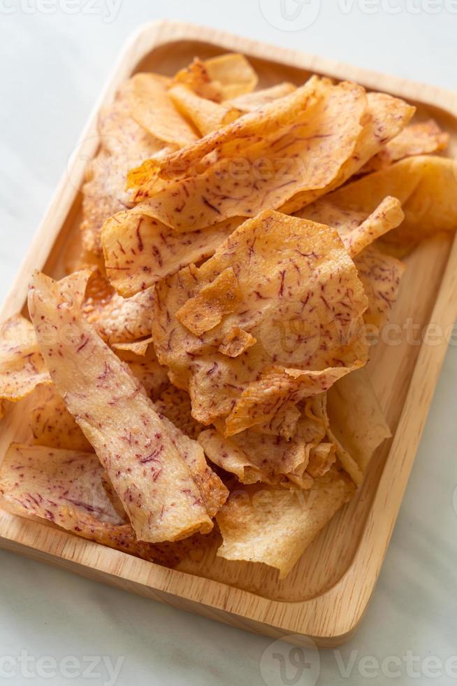 chips de taro - taro fatiado frito ou assado foto