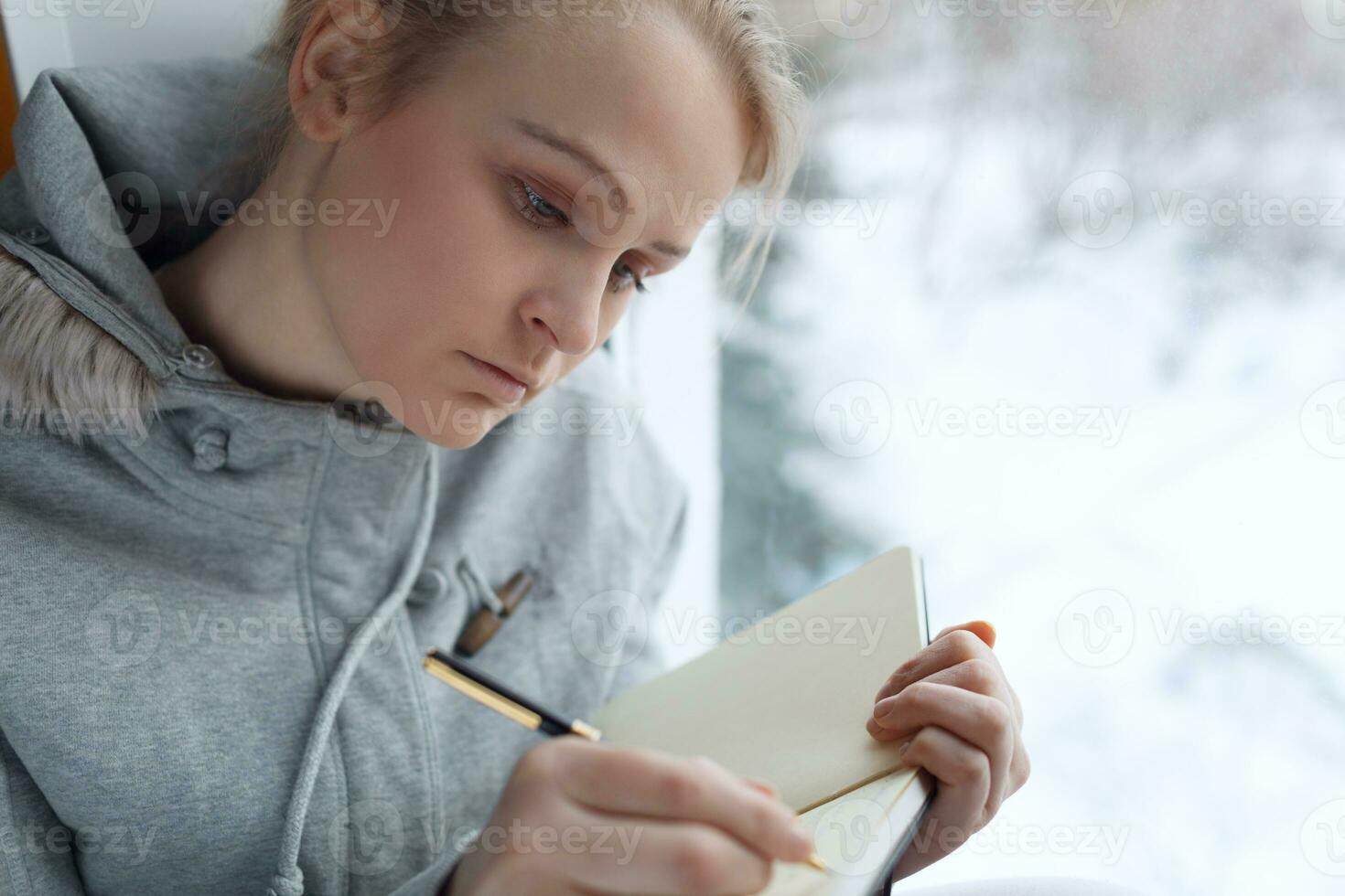 jovem menina escrevendo dentro dela Diário. foto