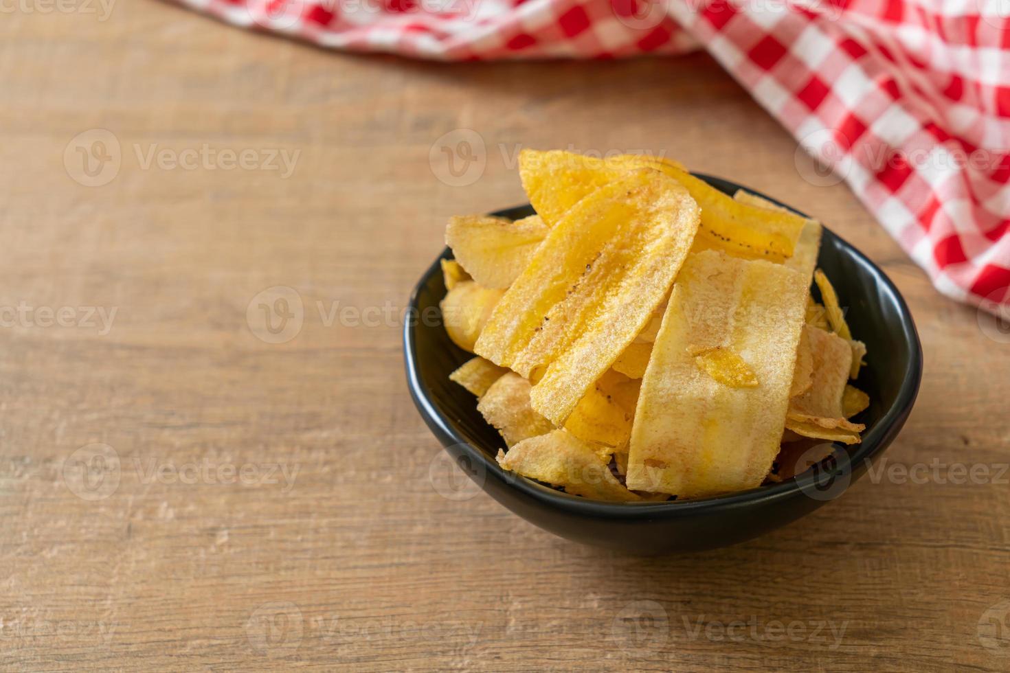 chips de banana - banana fatiada frita ou assada foto