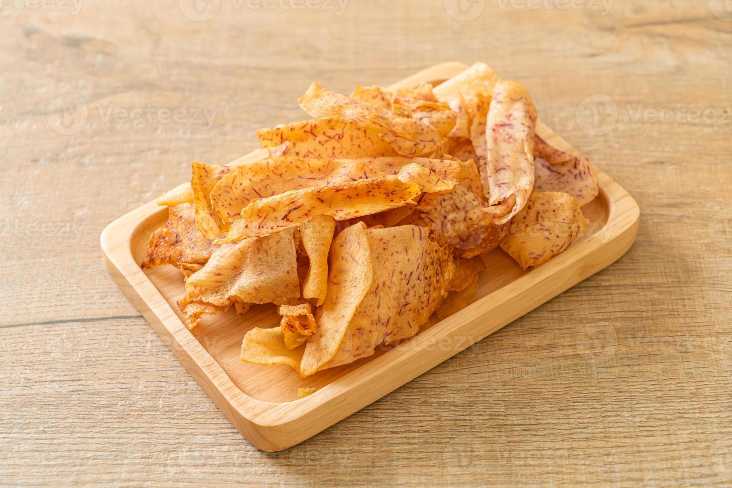 chips de taro - taro fatiado frito ou assado foto