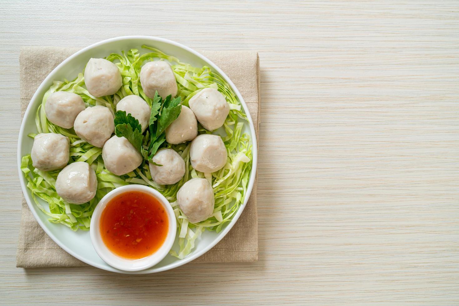 bolinho de peixe cozido com molho picante foto