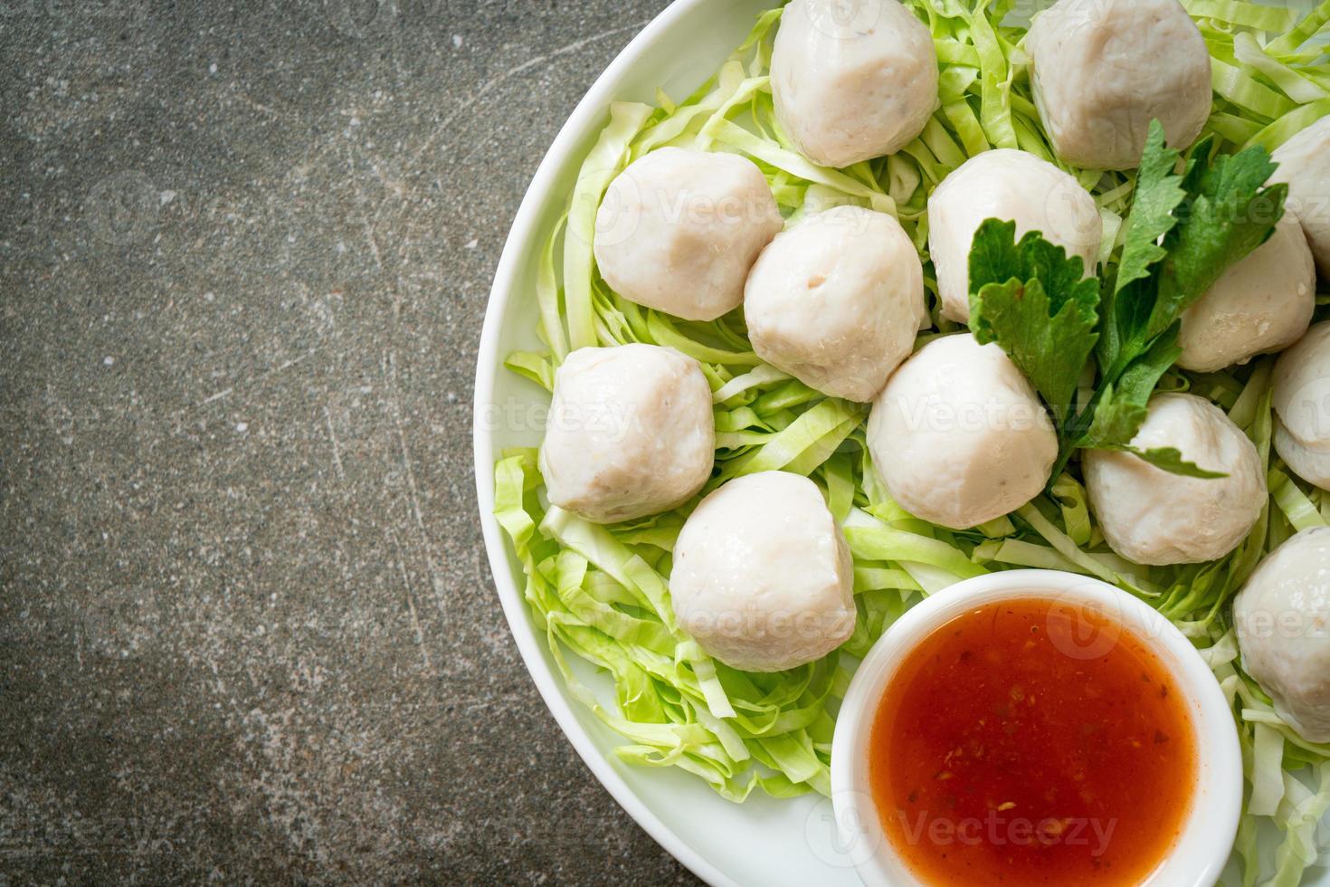 bolinho de peixe cozido com molho picante foto