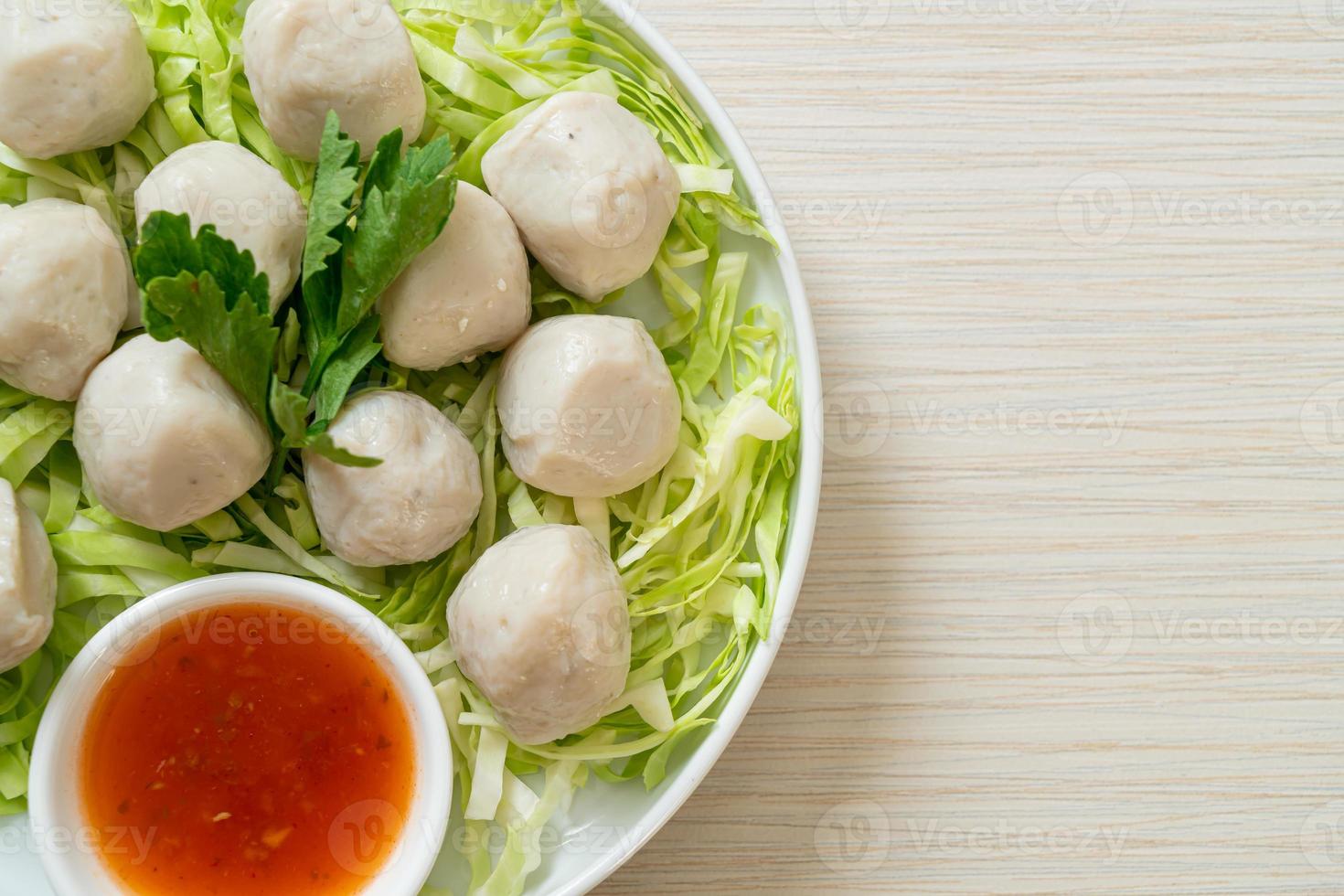 bolinho de peixe cozido com molho picante foto