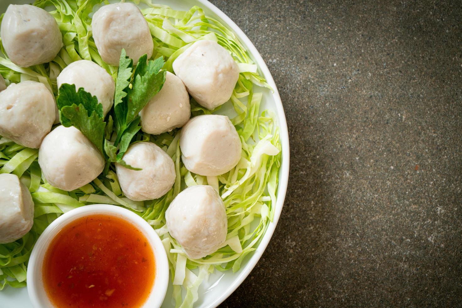 bolinho de peixe cozido com molho picante foto