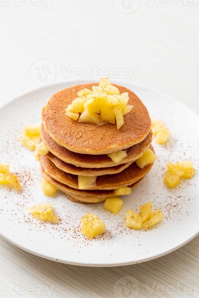 panqueca de maçã ou crepe de maçã com canela em pó foto