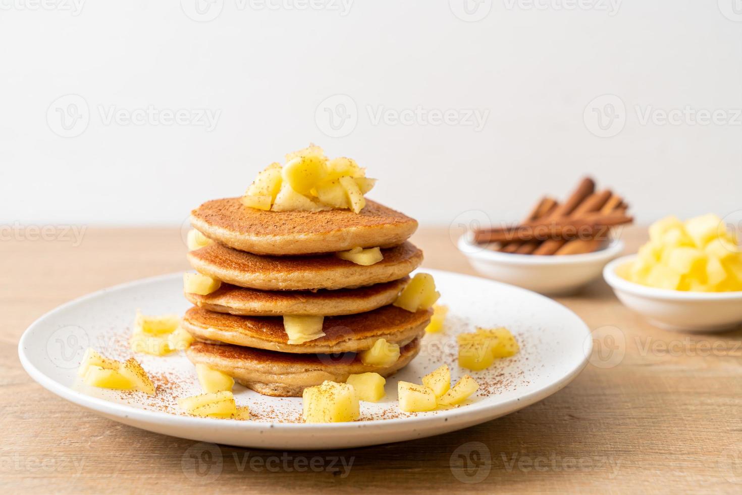 panqueca de maçã ou crepe de maçã com canela em pó foto