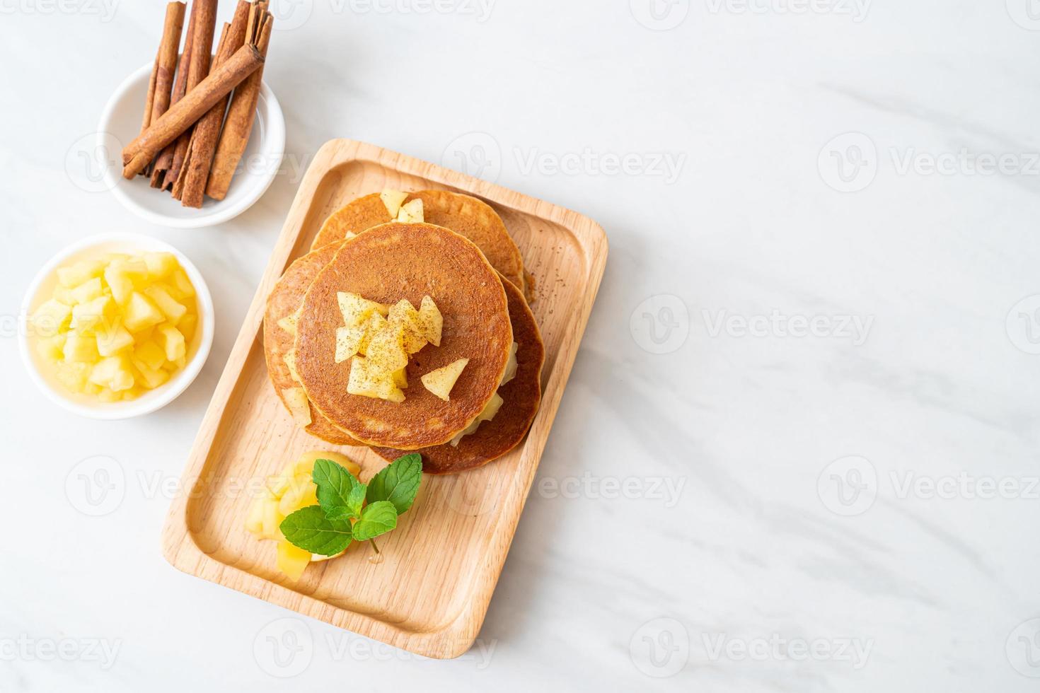 panqueca de maçã ou crepe de maçã com canela em pó foto