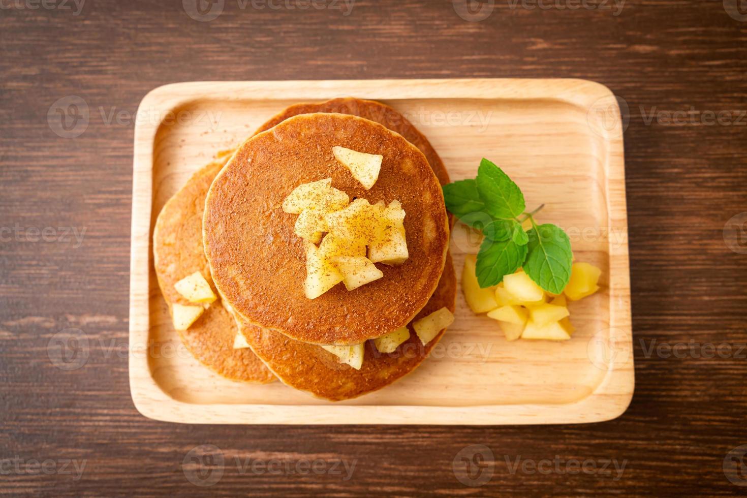 panqueca de maçã ou crepe de maçã com canela em pó foto