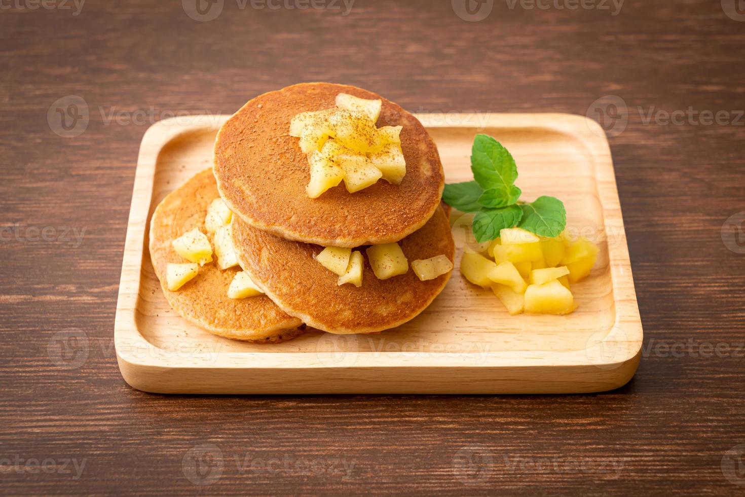 panqueca de maçã ou crepe de maçã com canela em pó foto