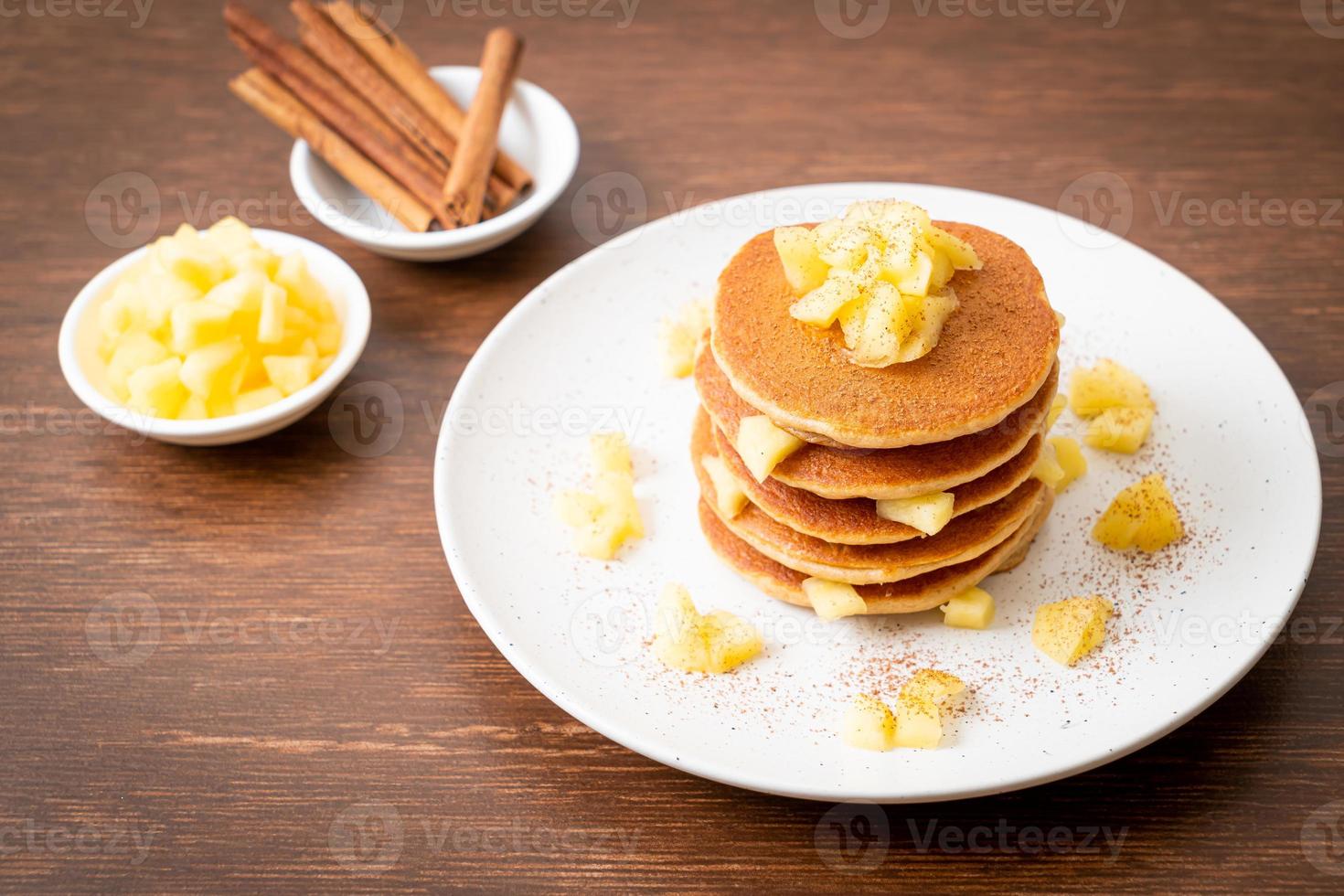 panqueca de maçã ou crepe de maçã com canela em pó foto