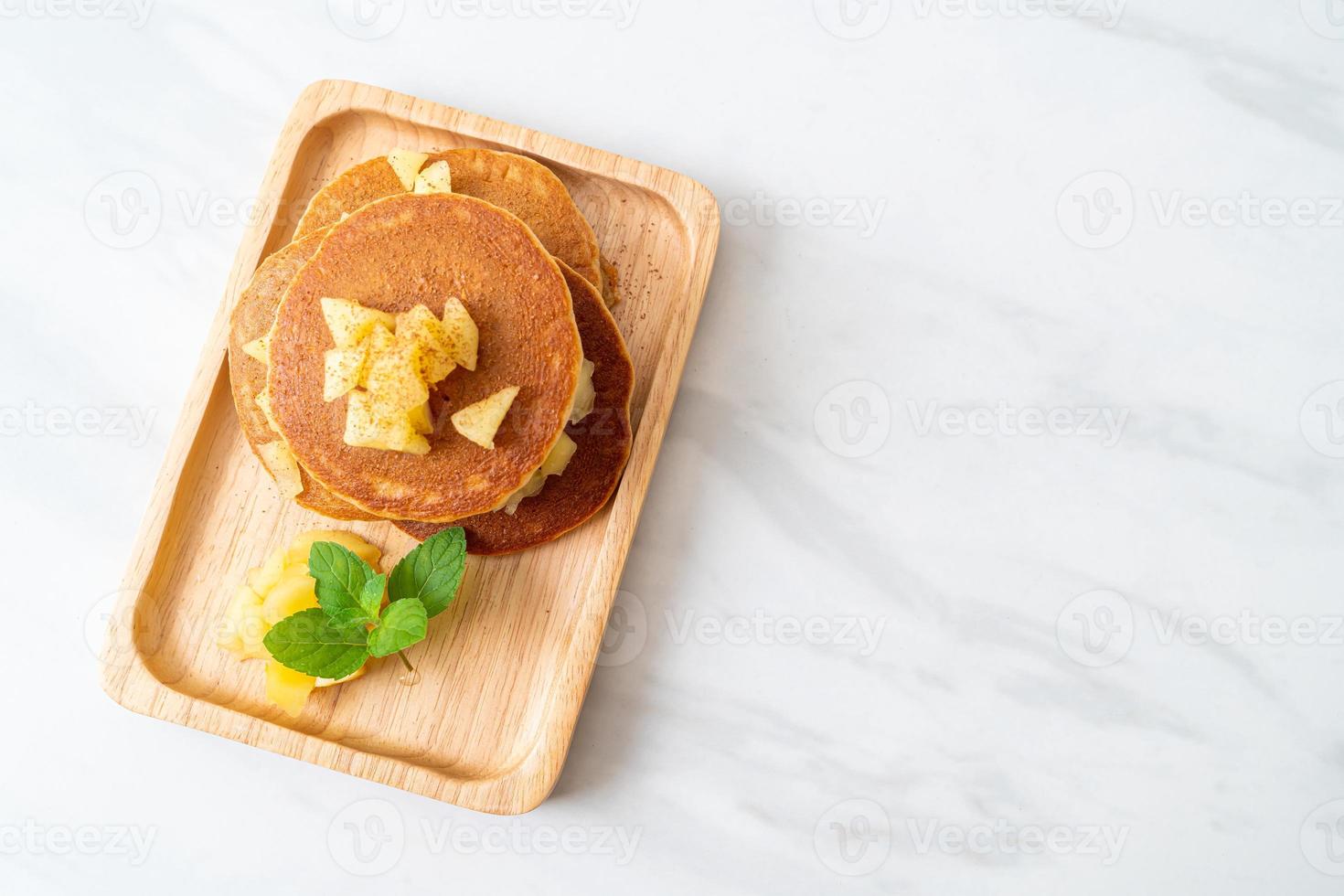 panqueca de maçã ou crepe de maçã com canela em pó foto