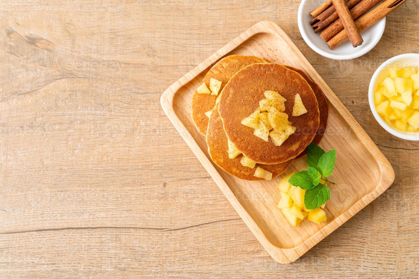 panqueca de maçã ou crepe de maçã com canela em pó foto