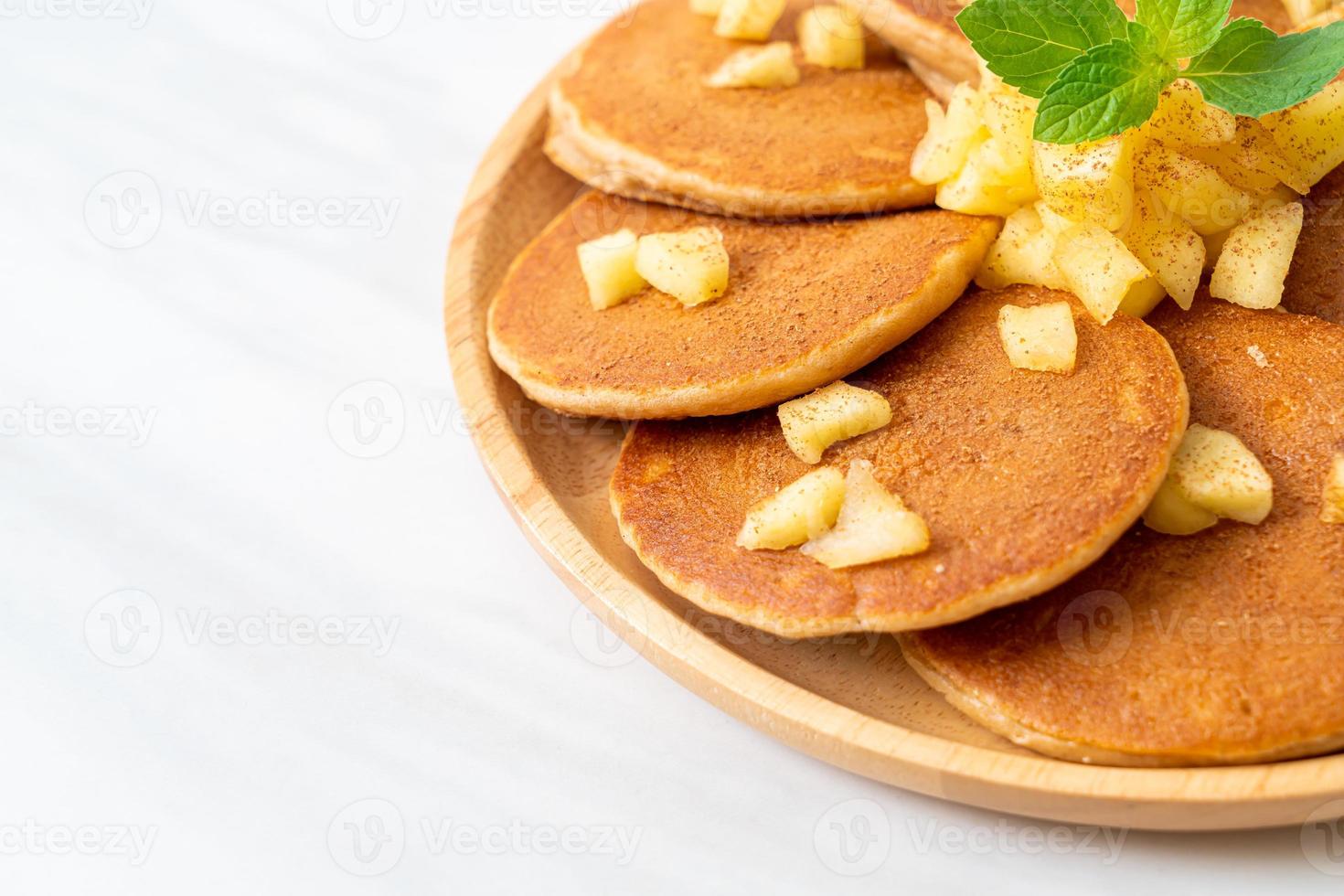 panqueca de maçã ou crepe de maçã com canela em pó foto