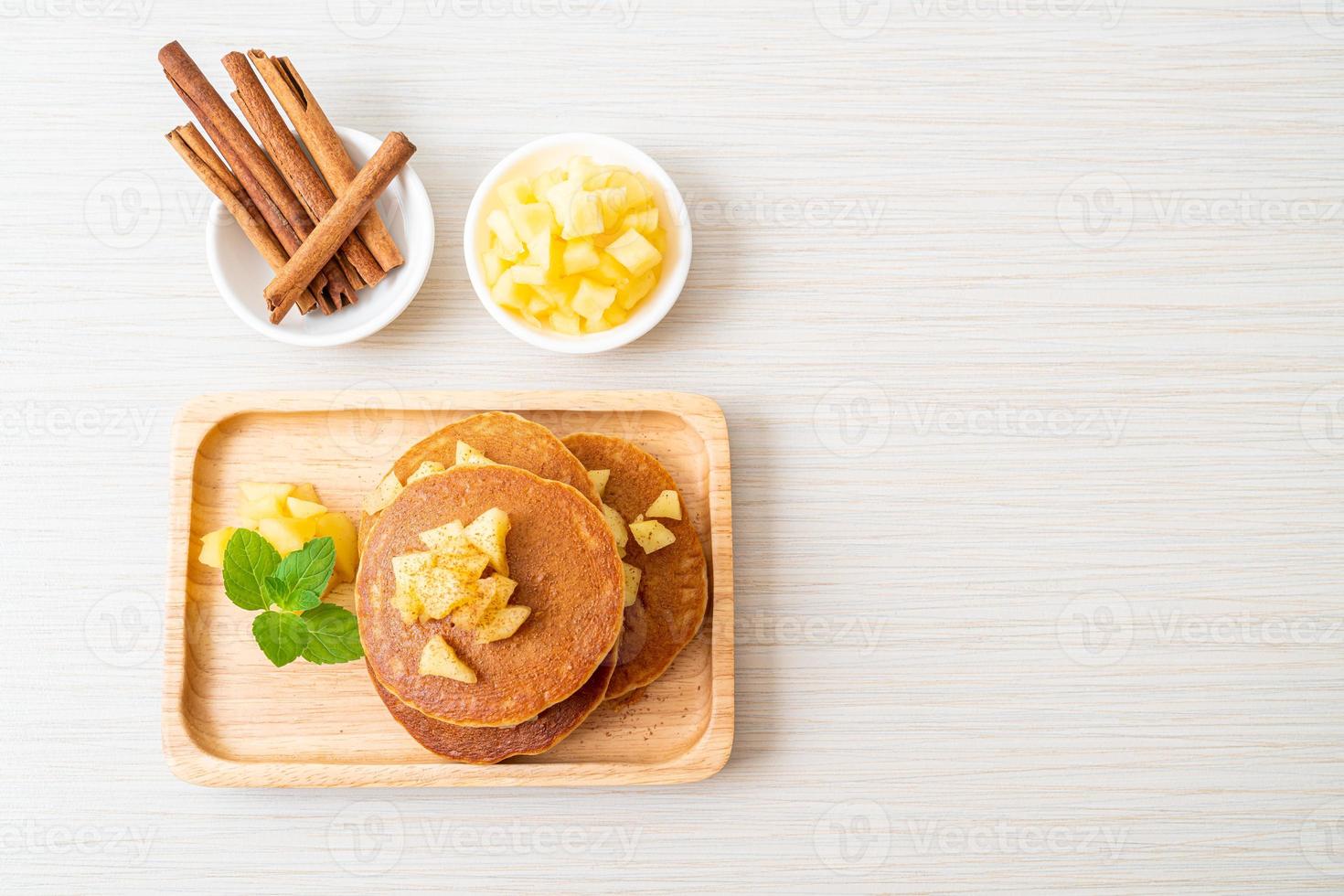 panqueca de maçã ou crepe de maçã com canela em pó foto