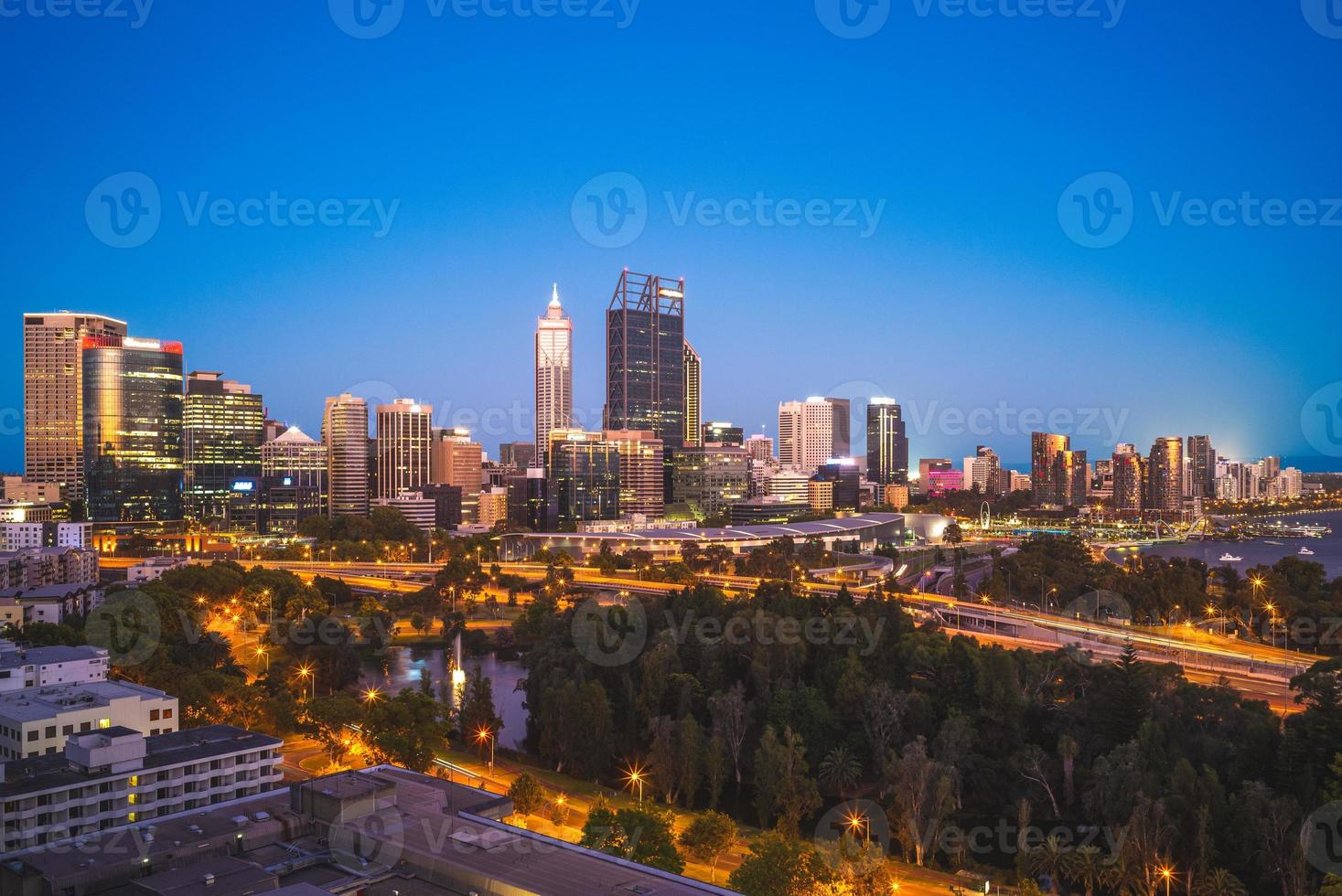 horizonte de perth à noite no oeste da austrália foto