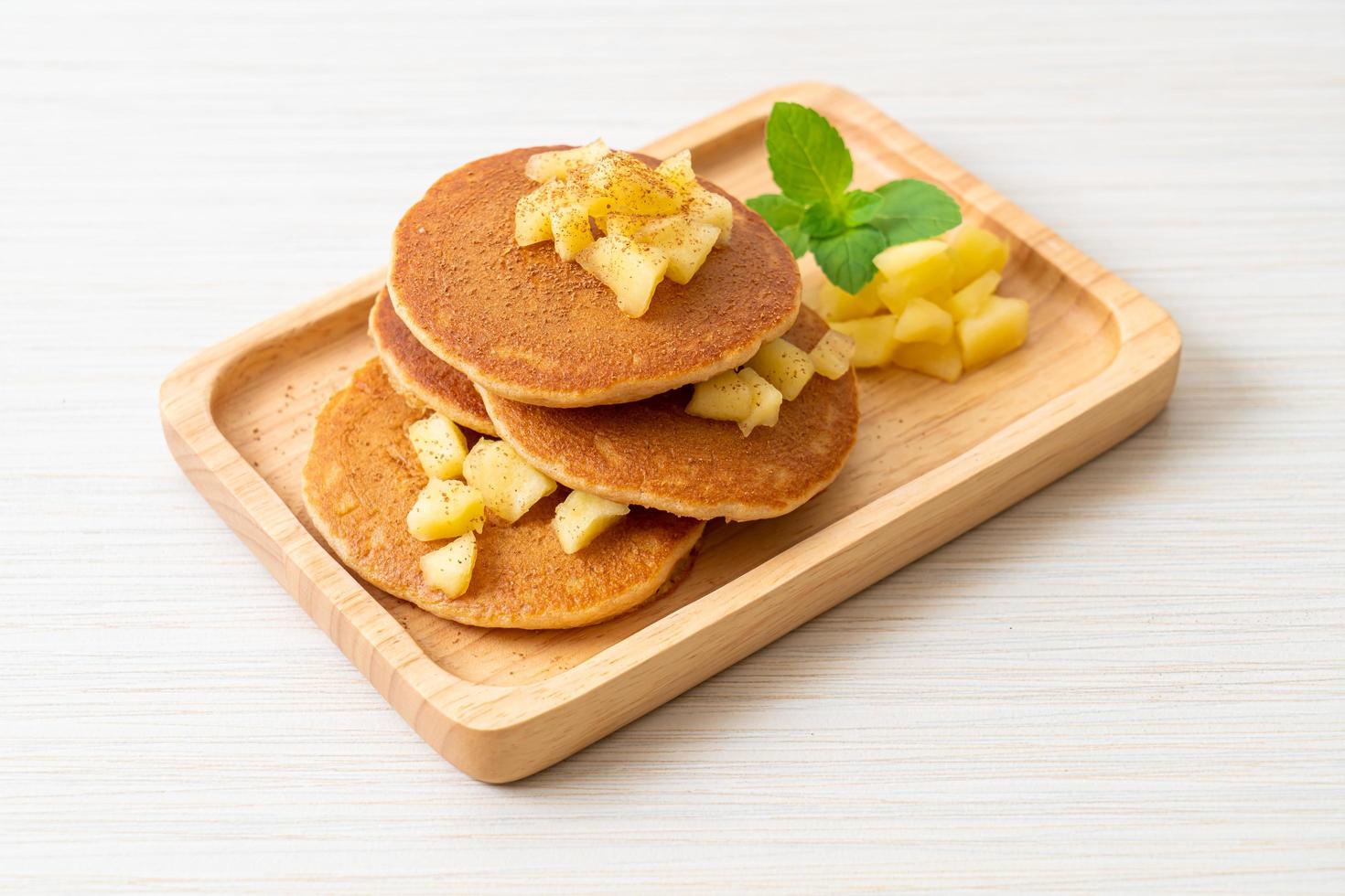 panqueca de maçã ou crepe de maçã com canela em pó foto