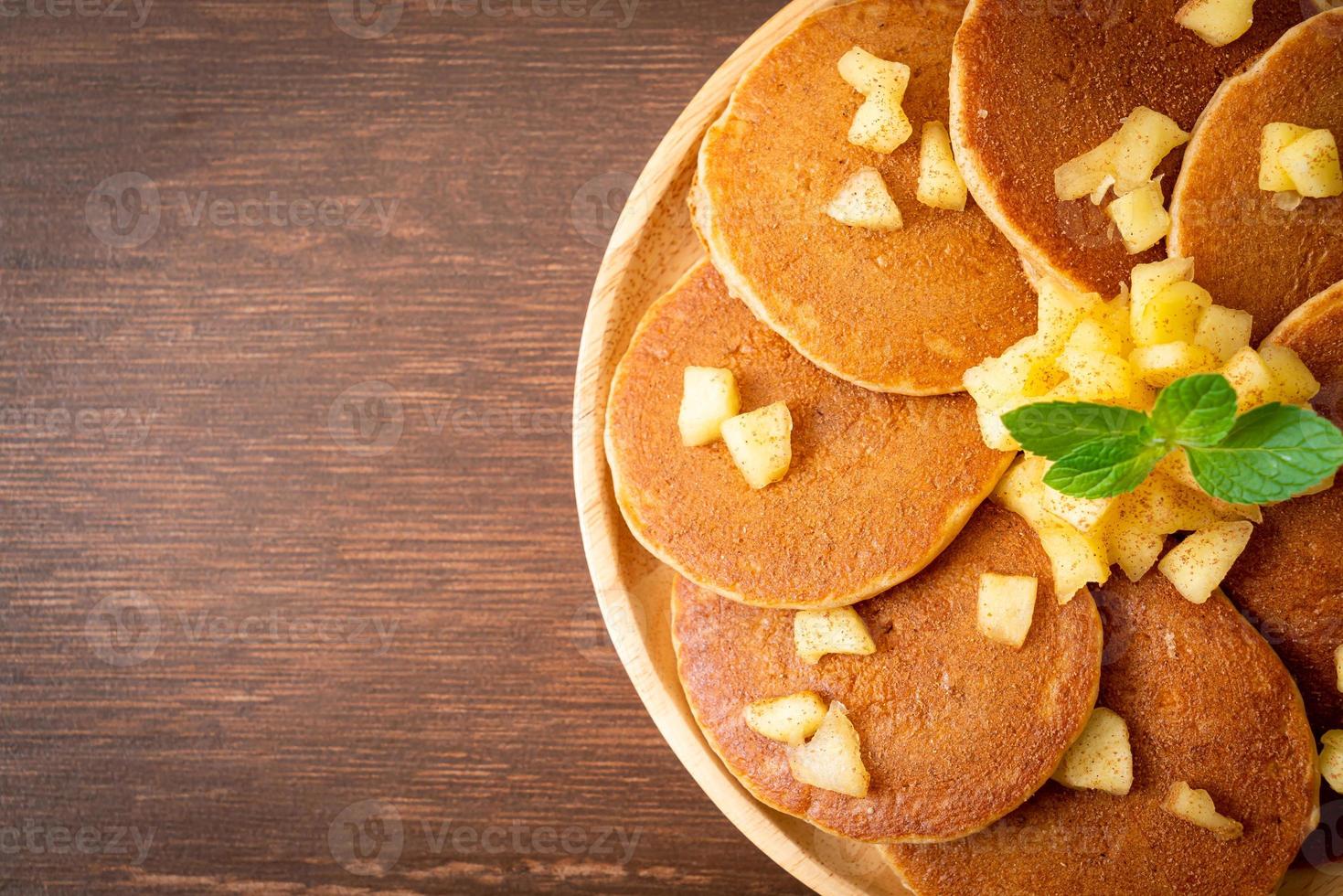 panqueca de maçã ou crepe de maçã com canela em pó foto