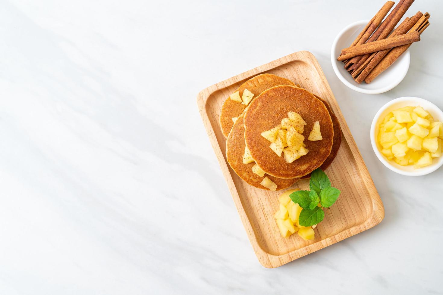 panqueca de maçã ou crepe de maçã com canela em pó foto