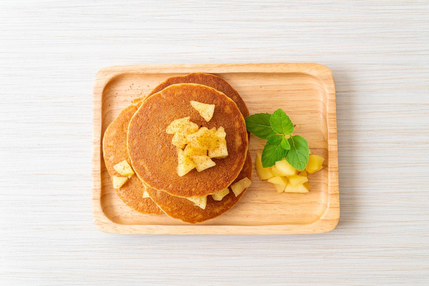 panqueca de maçã ou crepe de maçã com canela em pó foto