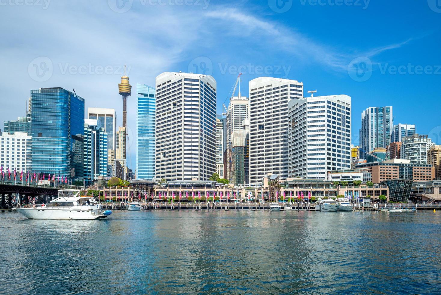 horizonte de Sydney em Darling Harbour na Austrália foto