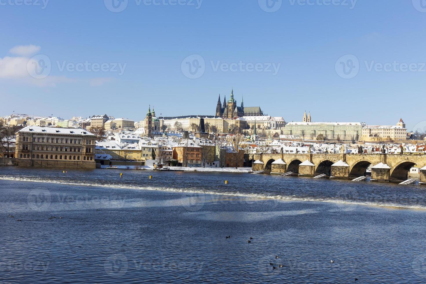 cidade menor de Praga com neve e castelo de Praga, República Tcheca foto