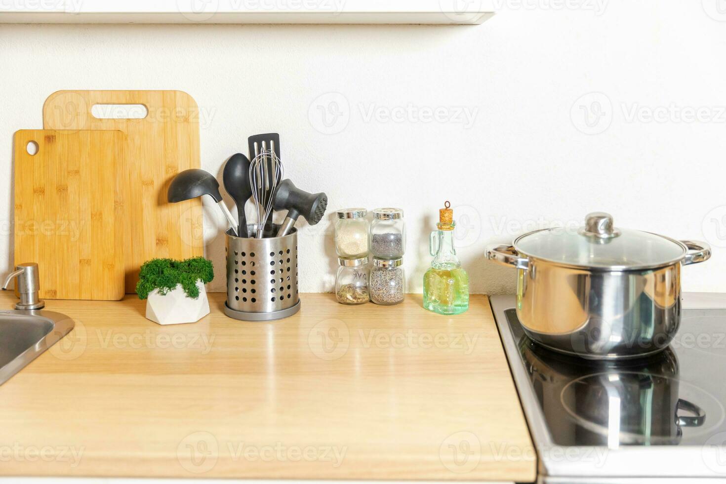 cozinha minimalista clássica escandinava com detalhes em branco e madeira. cozinha branca moderna limpa design de interiores de estilo contemporâneo. foto