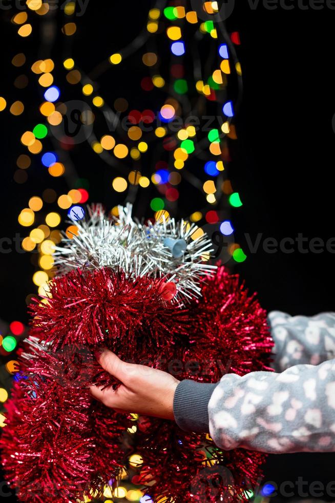 mulher segurando decoração de natal foto