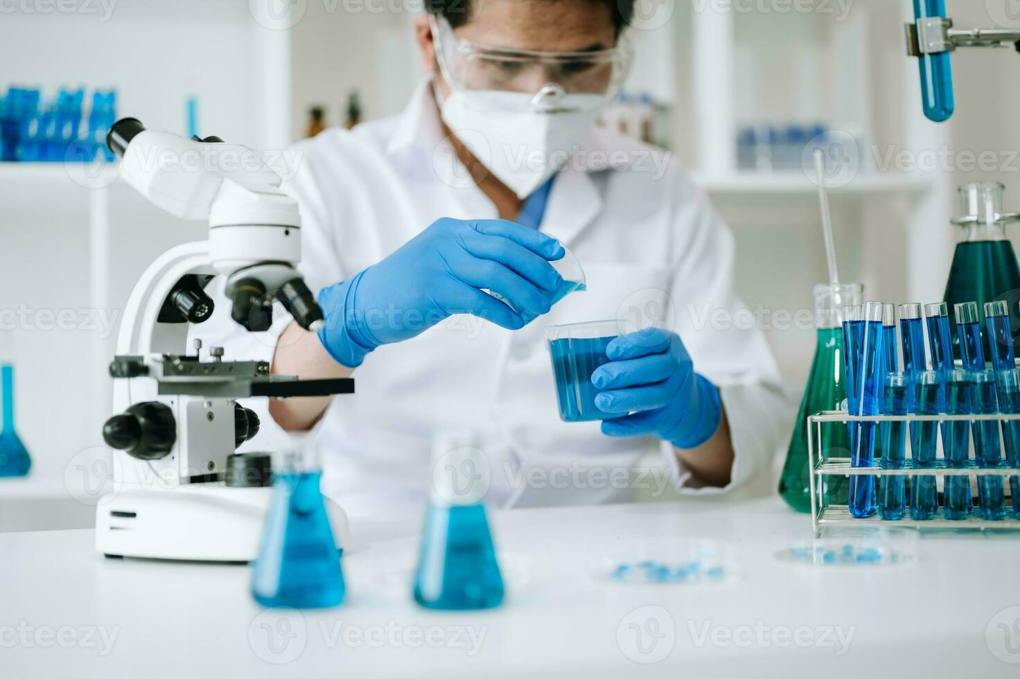 masculino biotecnologista teste Novo químico substâncias dentro uma laboratório. foto
