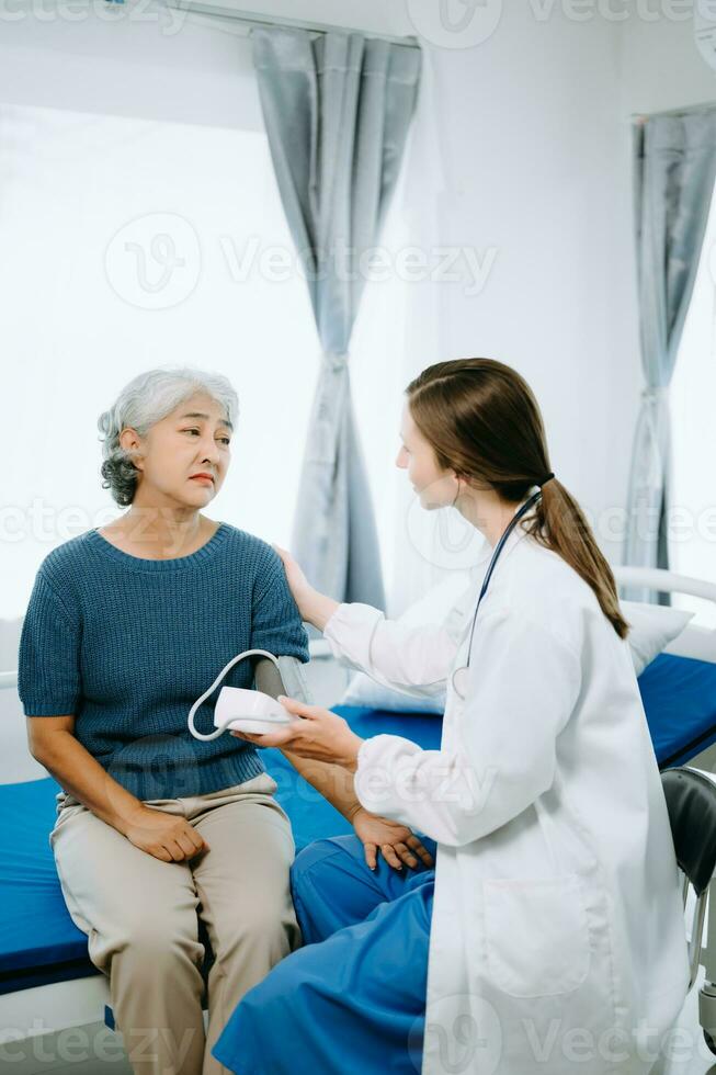 mulher médico e paciente discutindo alguma coisa enquanto sentado em exame cama dentro moderno clínica ou hospital . remédio e saúde Cuidado conceito. foto