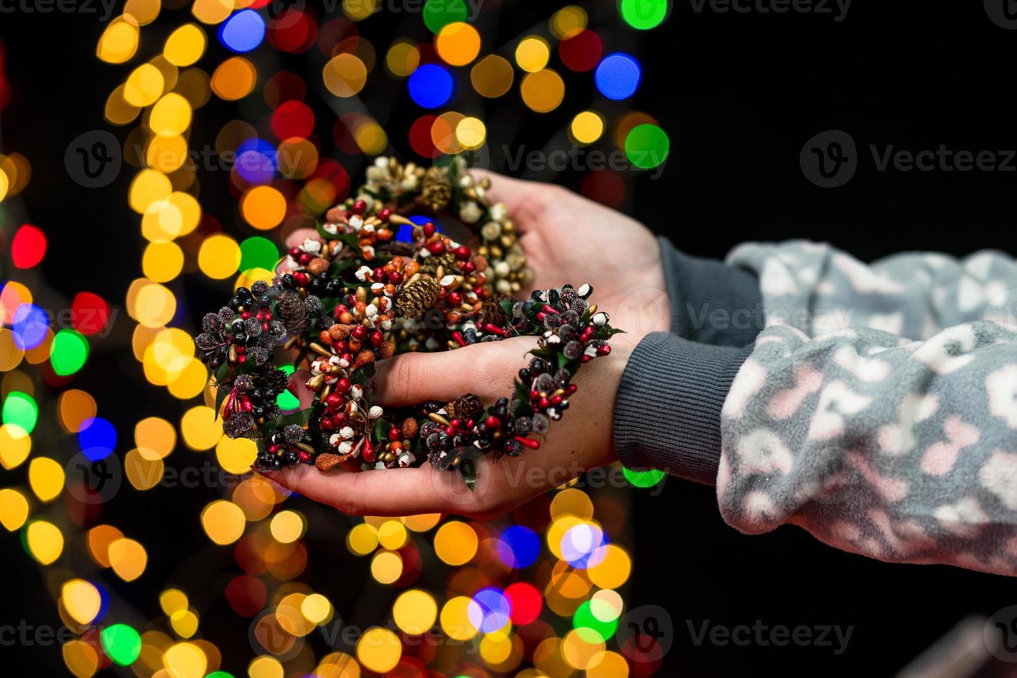 mulher segurando decoração de natal foto