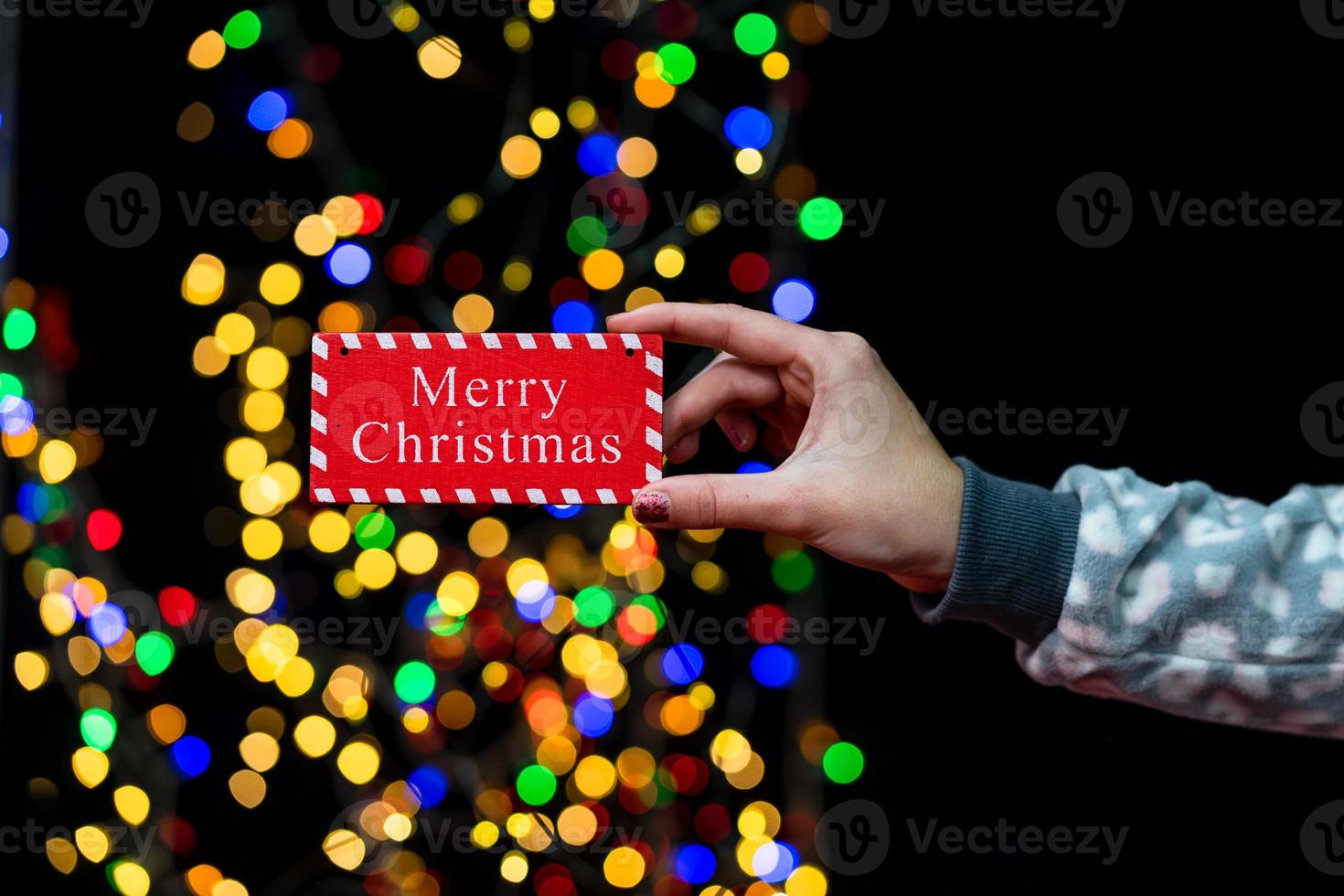 mulher segurando decoração de natal foto