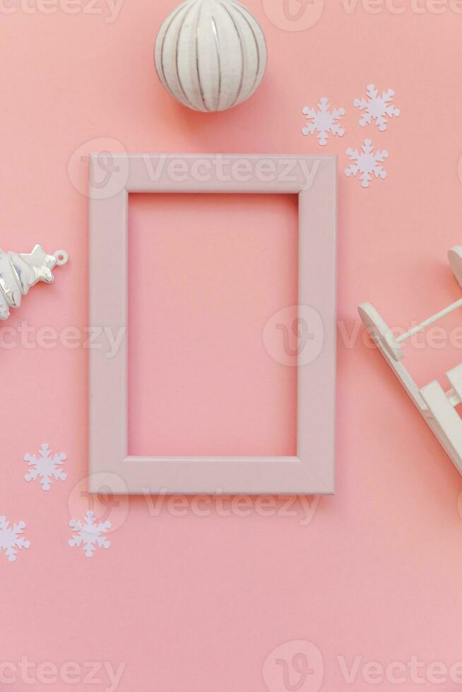 simplesmente mínimo composição inverno objetos Rosa quadro, Armação enfeite abeto árvore trenó isolado em Rosa pastel na moda fundo foto